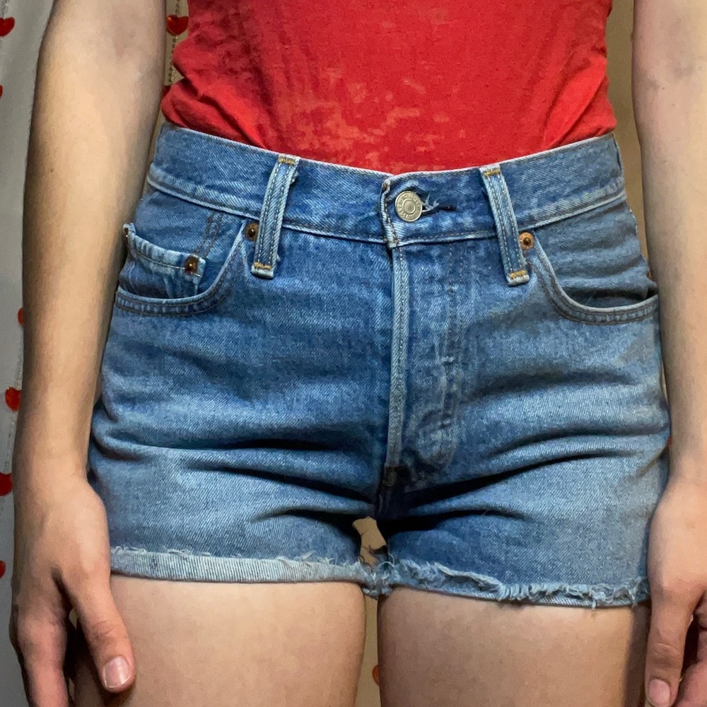 LIGHT WASH LEVIS SHORTS